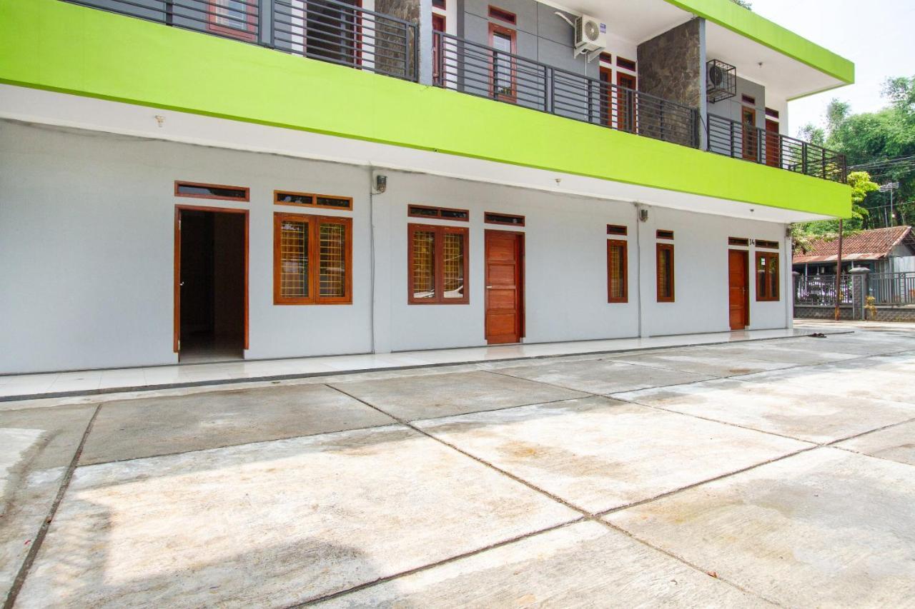 Spot On 2891 999 Guest House Sumedang Ngoại thất bức ảnh